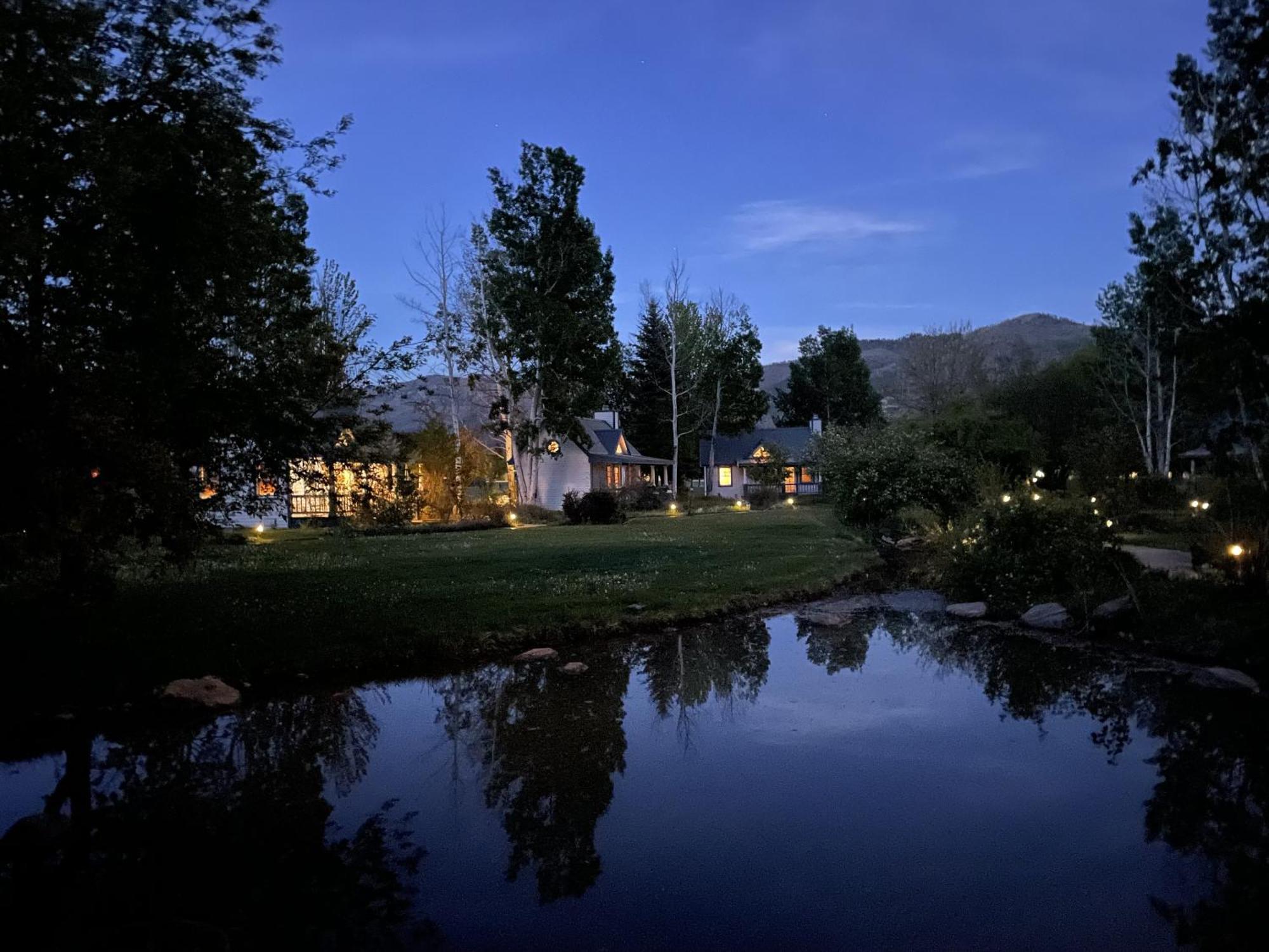 Apple Orchard Inn Hermosa Exterior photo